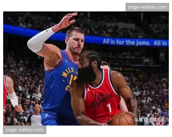 快船主场迎战掘金，第三节伦纳德与约基奇对位主导攻防节奏